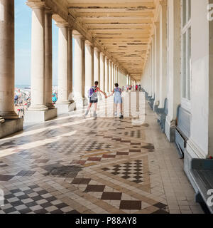 Due rulli di scaters in gallerie reali a Oostende, Belgio. Le gallerie sono state completate nel 1906 su ordine del Re Leopoldo Foto Stock