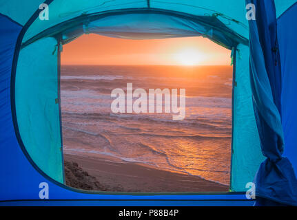Vista dall'interno di una tenda su un tramonto su una spiaggia e mare, Isle of Mull, Scozia. Foto Stock