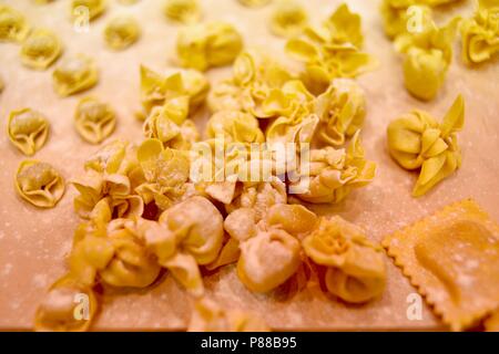 Selezione diversificata di lavorati a mano, tradizionale italiana (raw) crudo pasta sulla tavola, fatte con uova, farina, sale e acqua. Foto Stock