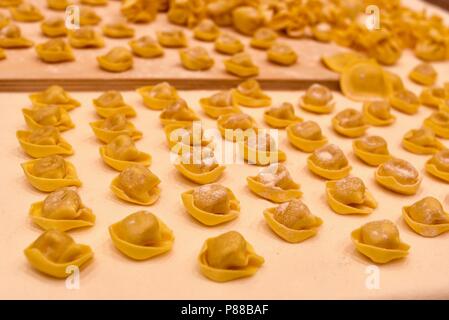 Selezione diversificata di lavorati a mano, tradizionale italiana (raw) crudo pasta sulla tavola, fatte con uova, farina, sale e acqua. Foto Stock