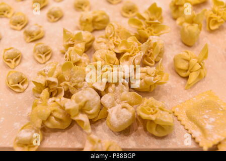 Selezione diversificata di lavorati a mano, tradizionale italiana (raw) crudo pasta sulla tavola, fatte con uova, farina, sale e acqua. Foto Stock