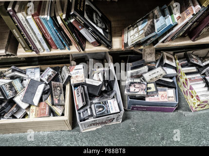 Scatole di cassette e libri nel negozio di carità in Spagna Foto Stock
