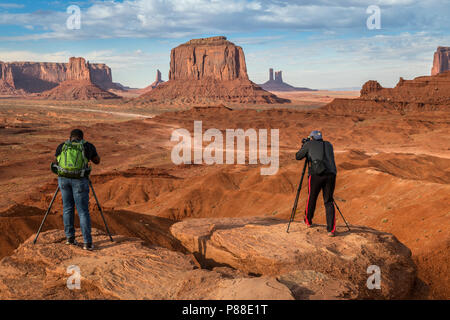 La Monument Valley è una regione dell'altopiano del Colorado caratterizzato da un cluster di arenaria vasto buttes, il più grande raggiungendo 1.000 ft (300 m) al di sopra di t Foto Stock