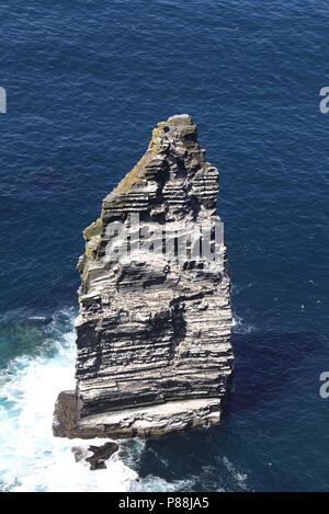 Le Scogliere di Moher sono lievitati scogliere sul mare situato presso il bordo sudoccidentale del Burren regione nella contea di Clare, Irlanda. Foto Stock