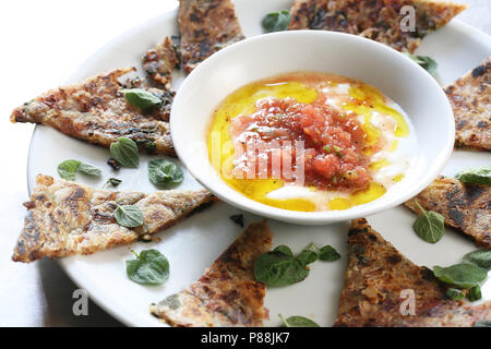 Fette di pane pita di pomodoro e salsa di immersione Foto Stock