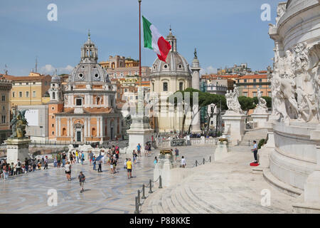 Roma, Italia - giu 3, 2018 - Vista delle chiese cattoliche dal monumento nazionale a Vittorio Emanuele II a Piazza Venezia a Roma, Italia. Foto Stock