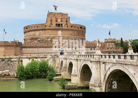 Vista di Castel Sant' Angelo attraverso il Ponte Sant'Angelo e il fiume Tevere a Roma, Italia Foto Stock