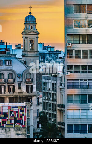 Vista aerea stile eclettico edifici al centro cittadino di Montevideo, Uruguay Foto Stock