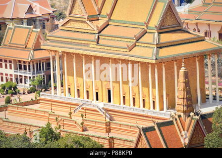 Imponente tempio Buddista Khmer-Cambodian architettura della Wan Sontte meditazione buddista centro in Oudong, ex capitale della Cambogia Foto Stock