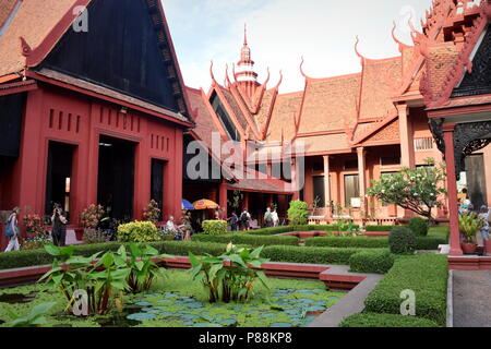 Bellissimo giardino e architettura rosso della Cambogia Museo nazionale di Phnom Penh Foto Stock