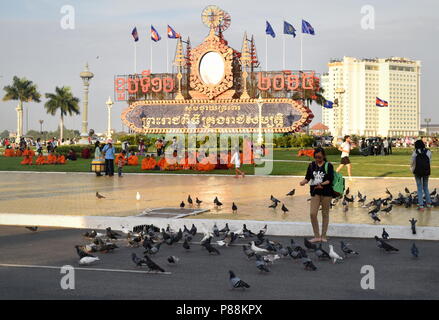 Rilassato umore a Phnom Penh Royal Palace parco piazza Foto Stock