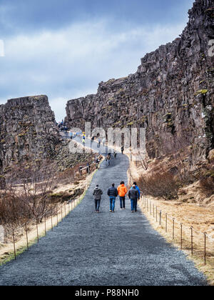19 Aprile 2018: Thingvellir National Park, Islanda - i visitatori a piedi nel Canyon Almannagja che corre attraverso il parco nazionale, una delle principali Foto Stock