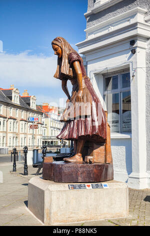 7 Maggio 2018: Llandudno, Conwy, il Galles del Nord - Scultura in legno di quercia di Alice nel Paese delle Meraviglie da Simon Hedger, celebra la città alla connessione con Lewis Carrol Foto Stock