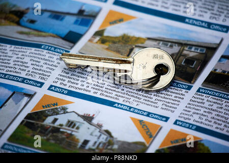Un singolo tasto sulla parte superiore delle inserzioni per la proprietà nel Lake District Cumbria Inghilterra England Regno Unito Foto Stock