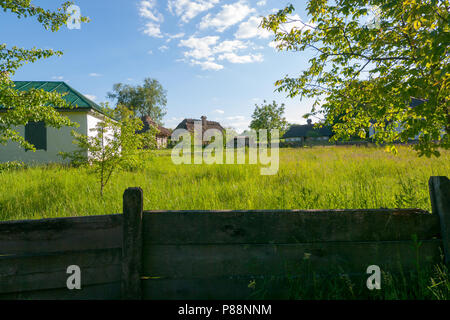 Il territorio con vecchie case sulla strada nel museo di architettura popolare e nella vita di tutti i giorni. Uzhhorod Ucraina . Per il vostro design Foto Stock