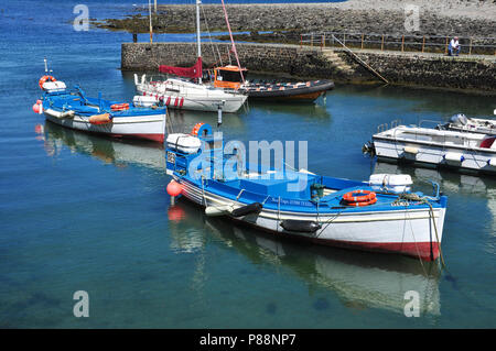 Barche nel piccolo porto, Lynmouth, North Devon, Inghilterra, Regno Unito Foto Stock