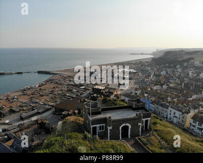 Vista aerea di Hastings, Regno Unito, dalla città vecchia, che mostra la scogliera ferroviaria e il molo sullo sfondo Foto Stock