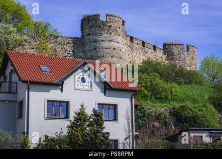 Pareti con torri del castello di Devin, borough di Bratislava, uno dei più antichi castelli in Slovacchia Foto Stock