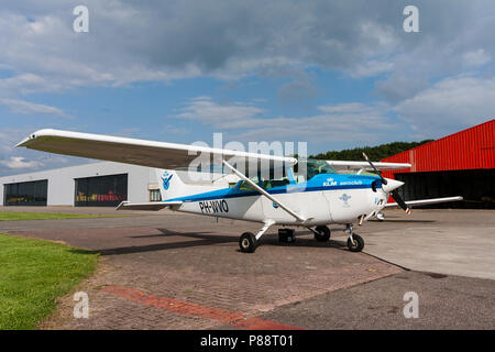 Propellervliegtuig op vliegveld; Propellor aereo all'aeroporto Foto Stock