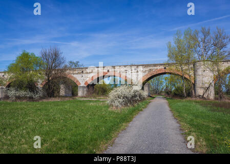 Vecchia ferrovia ponte sul fiume Morava tra Slovacchia e Austria vicino a Devinska Nova Ves, Bratislava Foto Stock