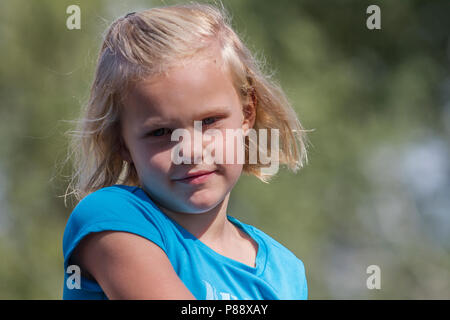 Giovane ragazza bionda, guarda direttamente nella fotocamera, sorridendo. Modello rilasciato #113 Foto Stock