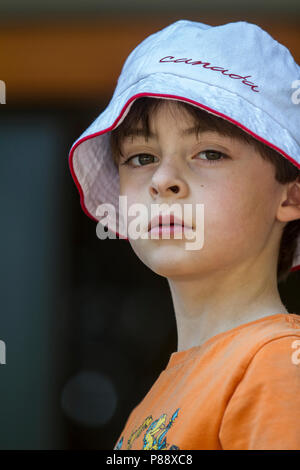 Modello rilasciato giovane ragazzo, con gravi guarda, guarda nella lente della fotocamera. Modello di Rilascio #105. Foto Stock