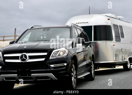 Viaggio Airstream rimorchio trainato da una Mercedes Benz SUV Foto Stock