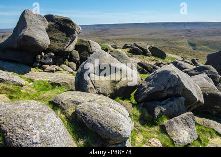 La Kinder altopiano Scout dal ripiano superiore pietre sul Bleaklow plateau sopra Glossop, Peak District, Derbyshire, Inghilterra, Regno Unito. Foto Stock