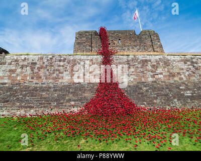 Il Castello di Carlisle, Cumbria, Regno Unito:pianto commemorativa della finestra installazione d arte, cento anni WW1. 888,246 arte ceramica papaveri contrassegnare il numero di vite Foto Stock