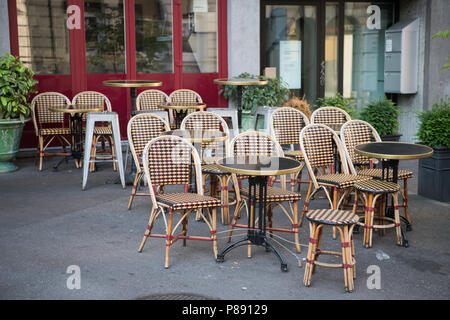 I tavoli e le sedie in street cafe in Europa alla mattina dopo essere partito Foto Stock