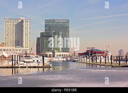 Yacht ancorati, Rusty sabotare ristorante, Legg Mason Tower e il Marriott hotel al Porto Interno di Baltimore downtown. Foto Stock