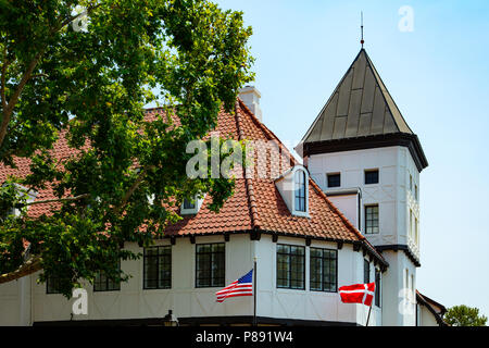 Solvang, California architettura e bandiere che sventolano al vento. Foto Stock