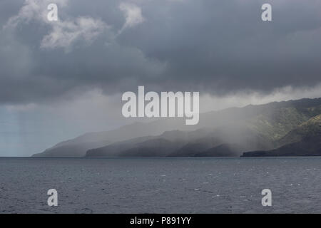 Nuvole di pioggia sull'isola di Hiva Oa, Polinesia francese Foto Stock