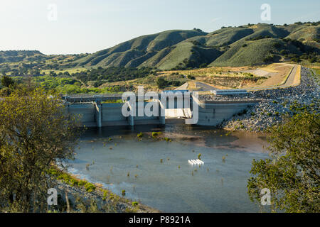 Il lago di Cachuma diga in periodo di siccità nella Santa Ynez Valley, California Foto Stock