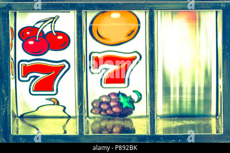 Retrò slot machine circa per Win 77 e ruota di filatura macro Foto Stock