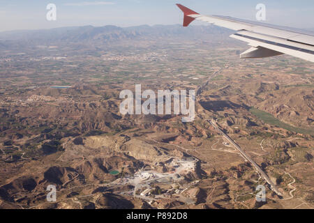 AVE la linea ferroviaria ad alta velocità nelle campagne della provincia di Alicante in Spagna visto da un aeromobile Foto Stock