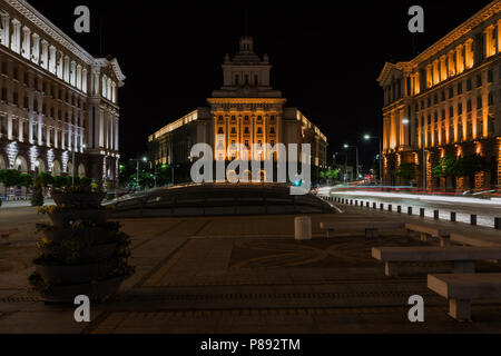 Il centro della città di Sofia di notte, Bulgaria. Edifici della Presidenza del Consiglio dei ministri e l ex partito comunista House. Testo Assemblea Nazionale in Foto Stock