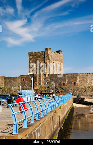 Regno Unito e Irlanda del Nord, Co Antrim, Carrickfergus, Castello Normanno dalla parete del porto Foto Stock