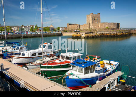 Regno Unito e Irlanda del Nord, Co Antrim, Carrickfergus, Castello Normanno da attraverso il porto di alta marea Foto Stock