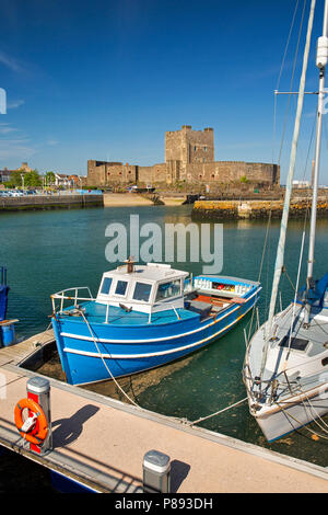 Regno Unito e Irlanda del Nord, Co Antrim, Carrickfergus, Castello Normanno da attraverso il porto di alta marea Foto Stock