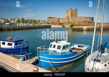 Regno Unito e Irlanda del Nord, Co Antrim, Carrickfergus, Castello Normanno da attraverso il porto di alta marea Foto Stock