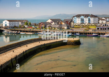 Regno Unito e Irlanda del Nord, Co Antrim, Carrickfergus, porto, vista in elevazione dalle mura del castello Foto Stock