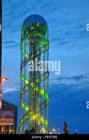 Torre alfabetico un 130-metro-alta struttura in Batumi, Georgia. al tramonto Foto Stock