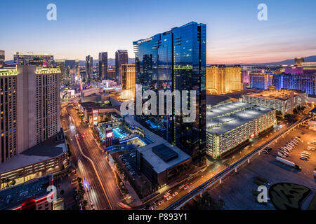 Vista in elevazione della Strip di Las Vegas, Nevada, USA. Hilton Grand Vacations Hotel e Casino in centro. La fotografia notturna.