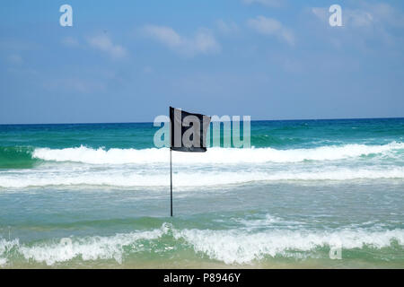 Bandiera nera sulla spiaggia nuotare sicurezza per mare Foto Stock