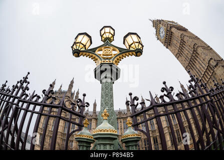 Visione distorta del Big Ben e le case del Parlamento europeo a Londra da cercare e utilizzando un obiettivo grandangolare Foto Stock