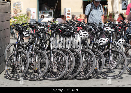 Le biciclette in Piazza Anfiteatro Romano, Lucca, Toscana, Italia, Europa Foto Stock