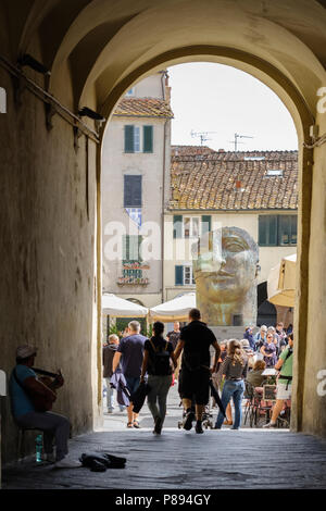 Ingresso ad arco per la Piazza Anfiteatro Romano, Lucca, Toscana, Italia, Europa Foto Stock