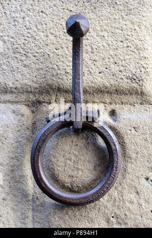 Il vecchio cavallo di ferro cravatta o anello di attacco sulla parete di strada vecchia città di Lucca, Toscana, Italia, Europa Foto Stock