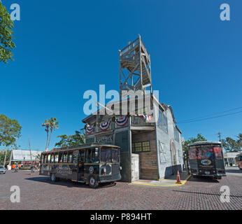 Naufragio Museo del Tesoro e i bus turistici a Key West, Florida Foto Stock